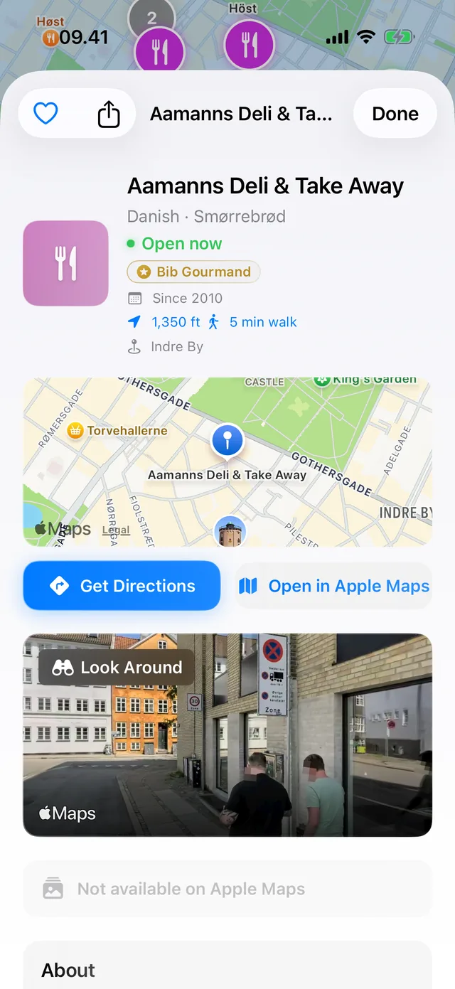 A venue detail screen showing an award badge, today's opening hours, the walking time and a directions button